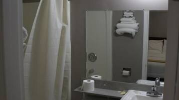Deluxe Double Room, Courtyard View | Bilik Mandi | Kelengkapan dandanan diri percuma, tuala disediakan, sabun, syampu