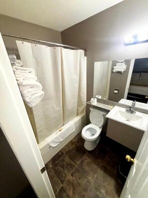 Deluxe Double Room, Balcony, Courtyard View | Bathroom - Rainbow Inn (Terrace)