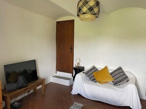 Tabla de planchar con plancha, acceso a internet y ropa de cama 