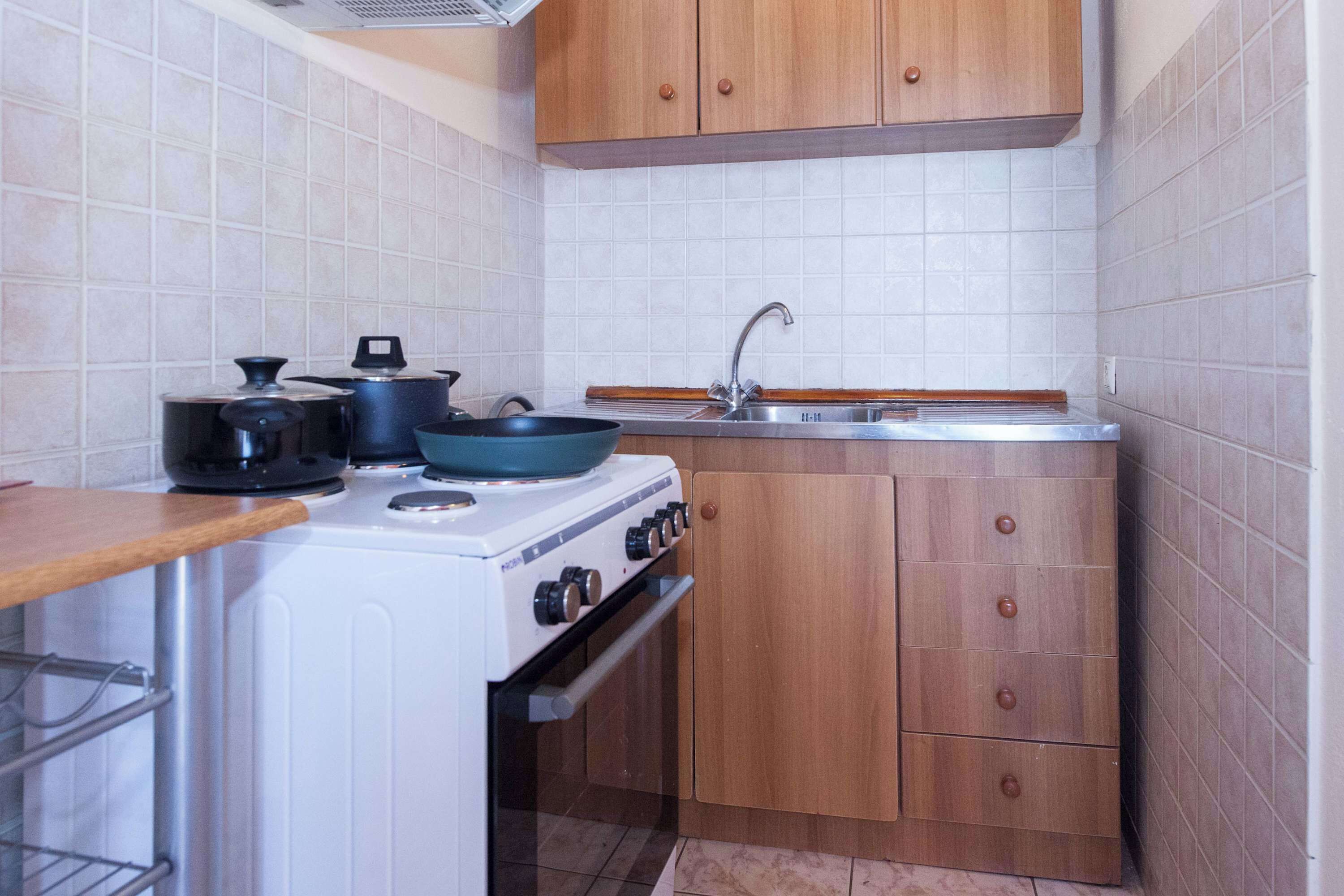 Kühlschrank, Ofen, Herdplatte, Wasserkocher mit Kaffee-/Teezubehör