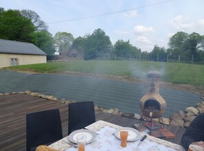 Outdoor dining - La Guinchère: Spacious Breton House near Mont-Saint-Michel and Fougères (Saint-Georges-de-Reintembault)