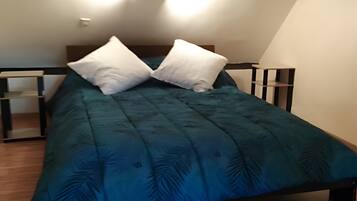 Tabla de planchar con plancha, wifi y ropa de cama