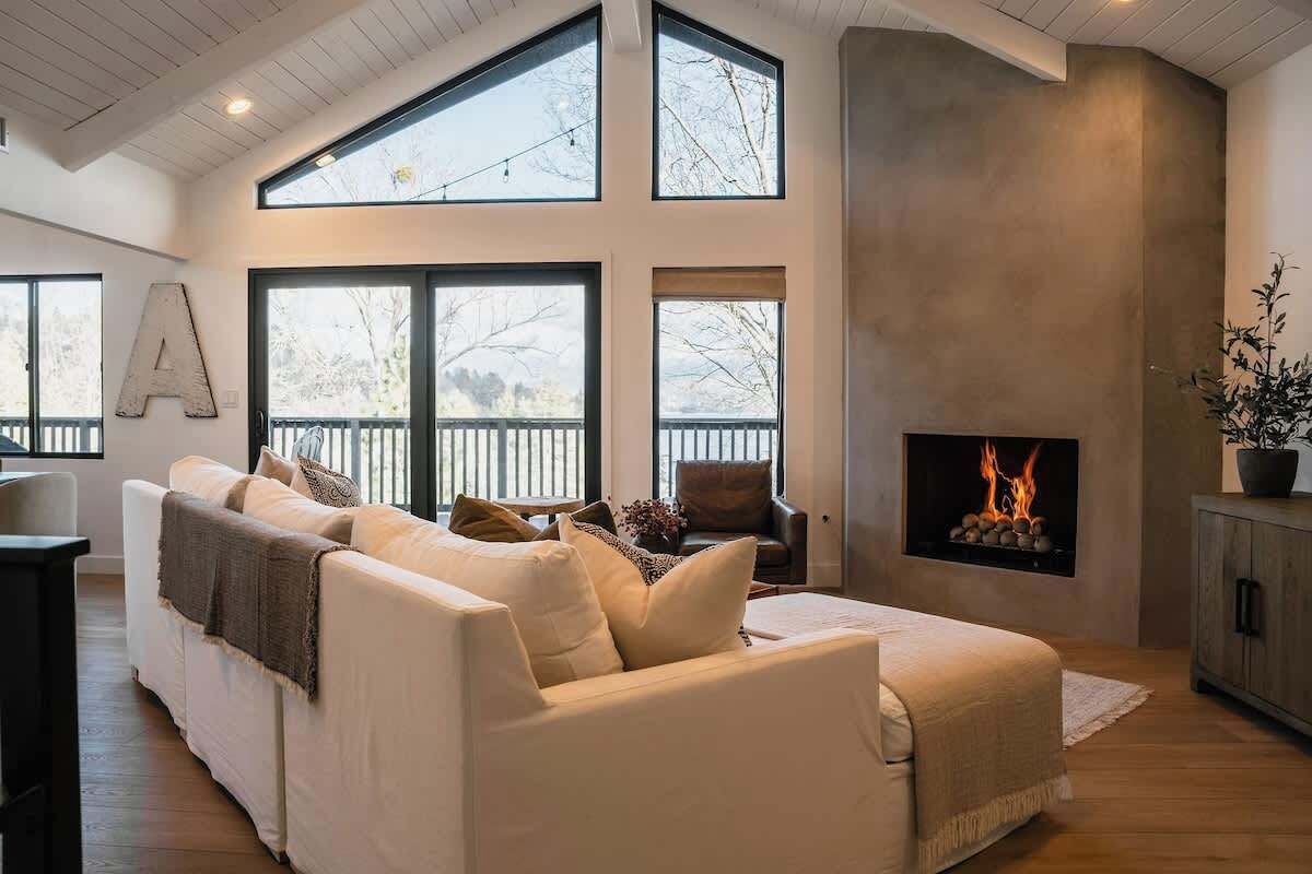 Televisión y chimenea 