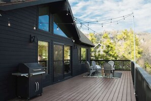 Outdoor dining - The Boujee Basecamp, by Tag Home Design (Lake Arrowhead)