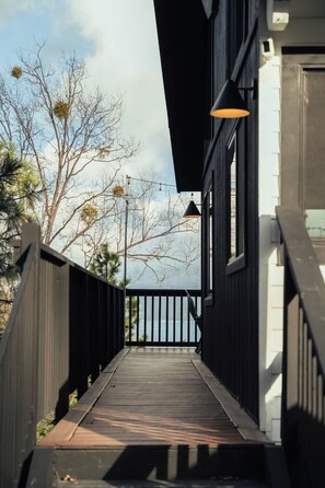 Terrace/patio - The Boujee Basecamp, by Tag Home Design (Lake Arrowhead)