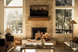 TV, fireplace - Elmwood Lake House, by @halfway_wholeistic (Lake Arrowhead)