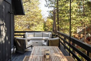 Outdoor dining - Elmwood Lake House, by @halfway_wholeistic (Lake Arrowhead)