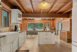 Fridge, microwave, oven, stovetop - Sunshine Cottage & Dockhouse (Lake Arrowhead)