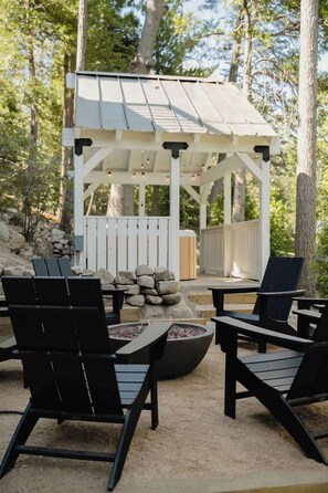 Terrace/patio - @grizzlymountainhouse-lake access/firepit/games (Lake Arrowhead)