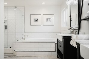 Shower, hair dryer, shampoo - @grizzlymountainhouse-lake access/firepit/games (Lake Arrowhead)