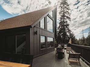 Outdoor dining - The Lakeview House (w/ hot tub, by @To_Dwell_Here) (Lake Arrowhead)