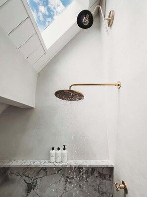 Dusche, Haartrockner, Shampoo