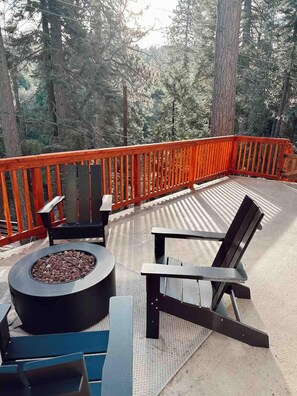 Terrace/patio - Hillside Lakehouse- historic cabin/walk to Village (Lake Arrowhead)