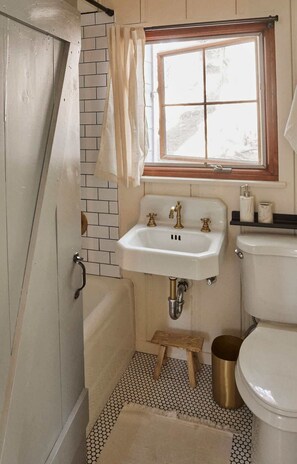 Een douche, een haardroger, shampoo
