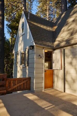 Exterior - Hillside Lakehouse- historic cabin/walk to Village (Lake Arrowhead)