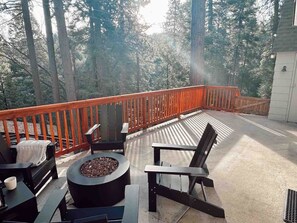 Terrace/patio - Hillside Lakehouse- historic cabin/walk to Village (Lake Arrowhead)