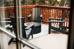 Property grounds - Hillside Lakehouse- historic cabin/walk to Village (Lake Arrowhead)