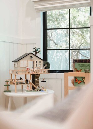 Children’s area - Ravenwood House, lakefront on Orchard Bay (Lake Arrowhead)