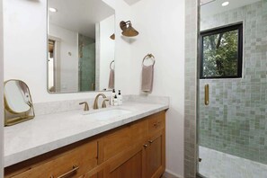 Shower, shampoo - Arrowhead Overlook, w/ sauna&spa (Lake Arrowhead)