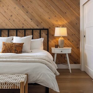 Tabla de planchar con plancha, cuna de viaje, wifi y ropa de cama 