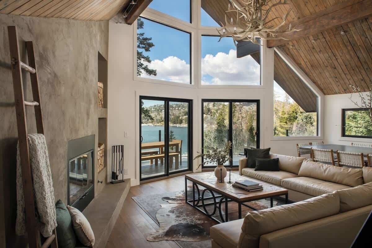 Una televisión, una chimenea