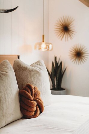 Tabla de planchar con plancha, cuna de viaje, wifi y ropa de cama 