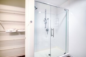 Dusche, Haartrockner, Handtücher