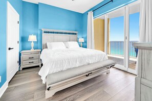 Tabla de planchar con plancha, wifi gratis y ropa de cama 