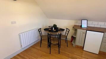 Apartment, 1 Bedroom, Smoking, Ocean View | Dining