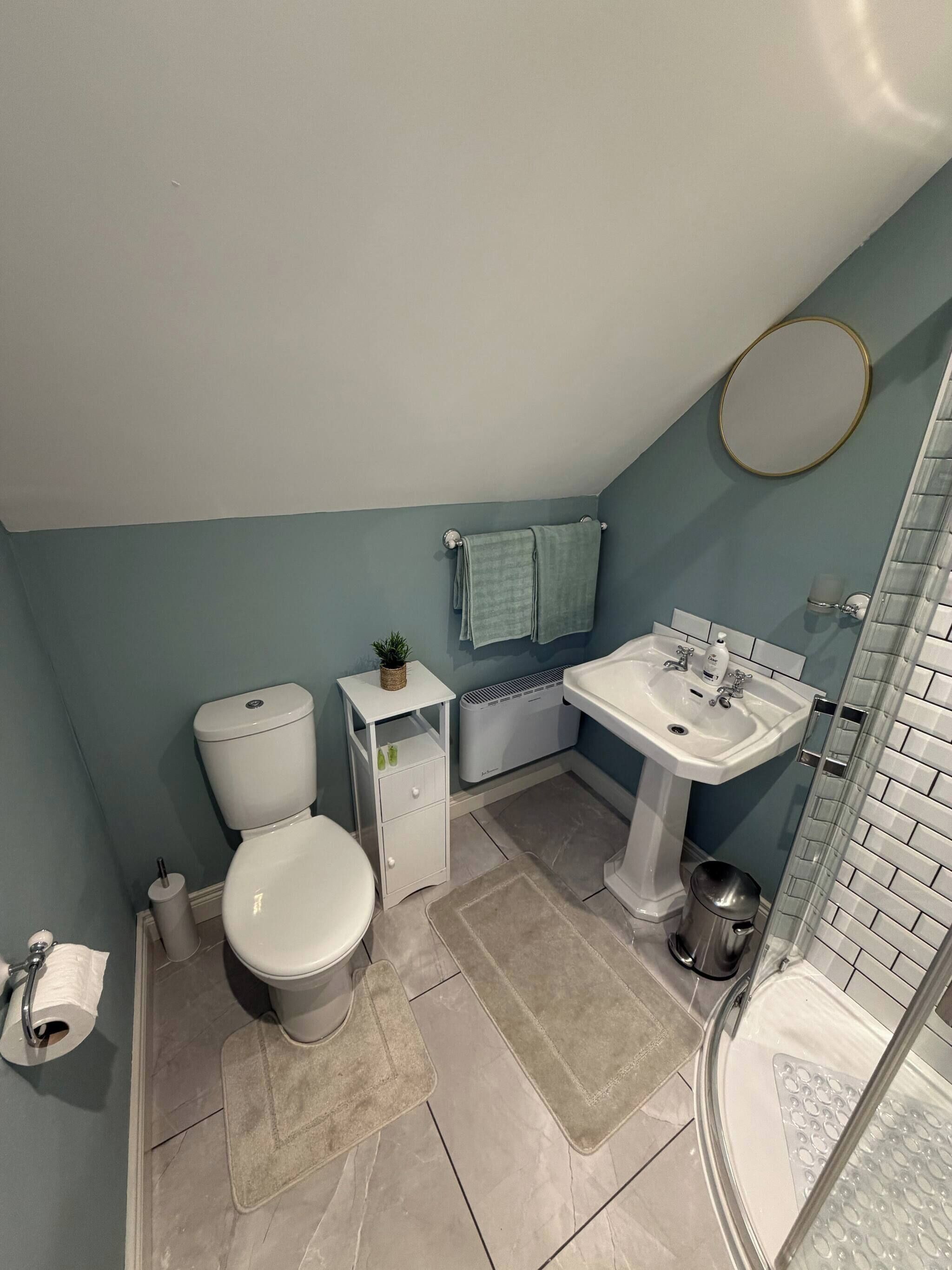 Ein Badezimmer mit Toilette, Waschbecken und Dusche.