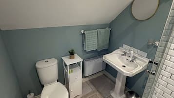 Ein Badezimmer mit Toilette, Waschbecken und Dusche.