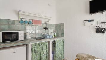 Réfrigérateur, micro-ondes, plaque de cuisson, bouilloire électrique