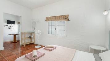 Tabla de planchar con plancha, wifi y ropa de cama