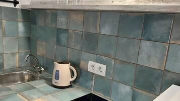 Réfrigérateur, micro-ondes, plaque de cuisson, bouilloire électrique