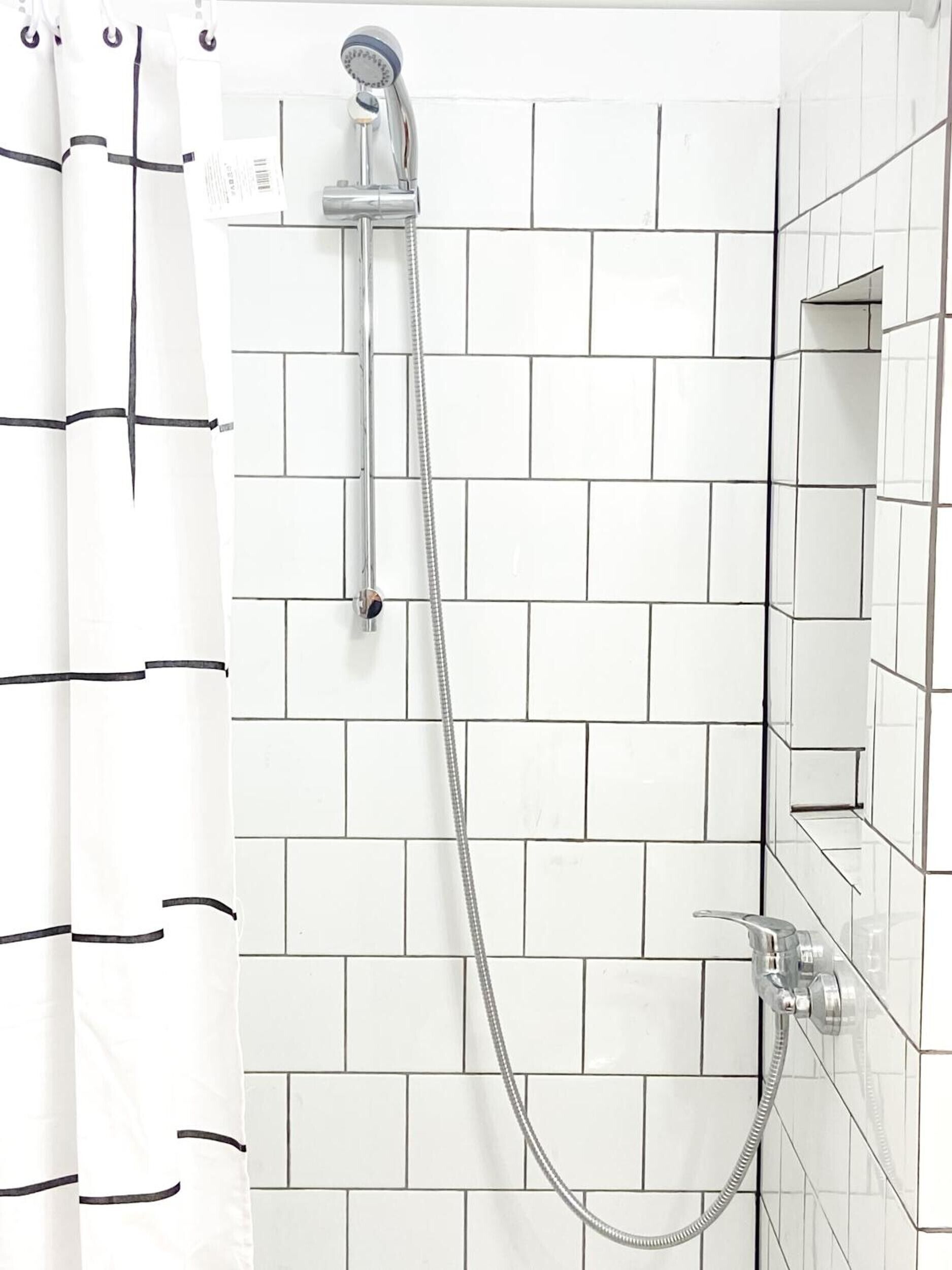 Ducha, secador de pelo y toallas