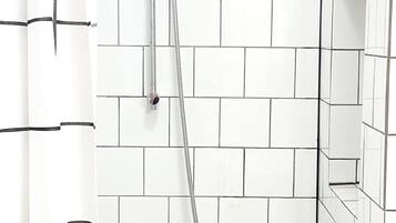 Ducha, secador de pelo y toallas