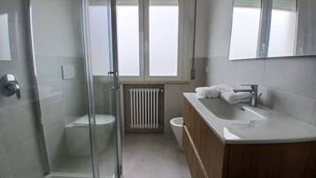 Dusche, Bidet, Handtücher