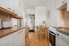 Kylskåp, mikrovågsugn, ugn och spishäll