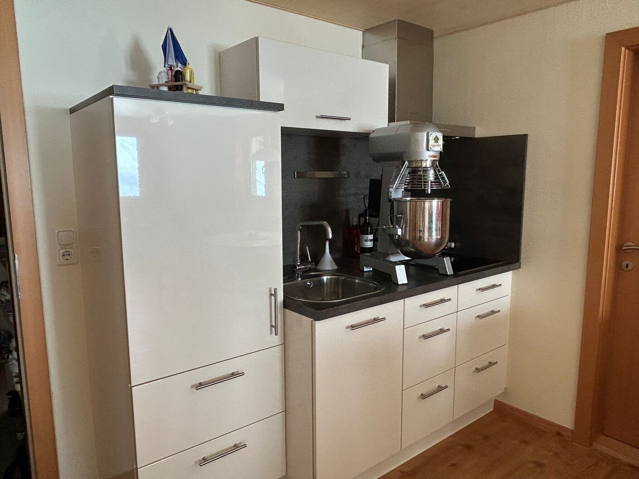 Kühlschrank, Herdplatte, Wasserkocher mit Kaffee-/Teezubehör