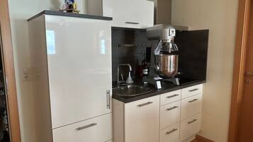 KĂŒhlschrank, Herdplatte, Wasserkocher mit Kaffee-/Teezubehör