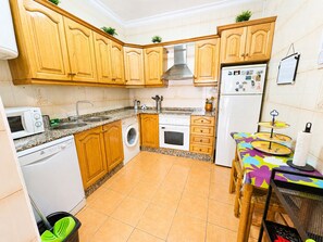 Fridge, microwave, stovetop, coffee/tea maker - Apartamento  Aparicio, Conil centro (Conil de la frontera)