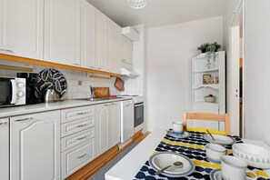 Fridge, microwave, oven, stovetop - Cozy Lapland Apartment By Lapland Host (Rovaniemi)