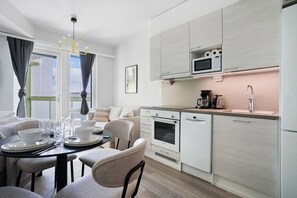 Kylskåp, mikrovågsugn, ugn och spishäll