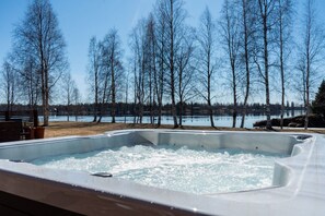 Outdoor spa tub - Artek Riverside home By Lapland Host (Rovaniemi)