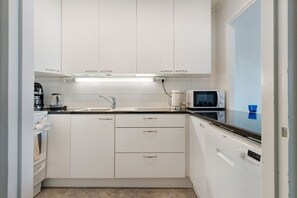 Fridge, microwave, oven, stovetop - City Center Apartment Free Parking By Lapland Host (Rovaniemi)