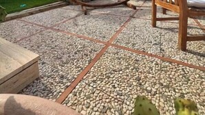 Patiolla on riippumatto, puinen tuoli ja kaktus.