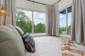 Escritorio, tabla de planchar con plancha, wifi gratis y ropa de cama