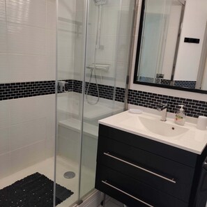 Hair dryer, soap, toilet paper - Superb T2 apartment in secure luxury residence with swimming pool and garden. (La Grande-Motte)