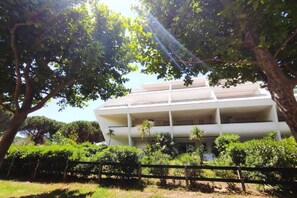 Exterior - Superb T2 apartment in secure luxury residence with swimming pool and garden. (La Grande-Motte)