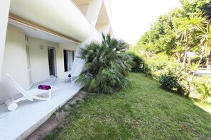 Terrace/patio - Superb T2 apartment in secure luxury residence with swimming pool and garden. (La Grande-Motte)